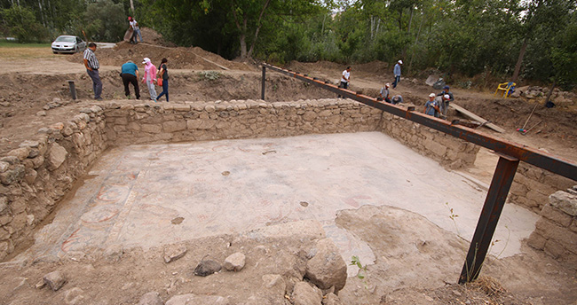 konyada-yonca-tarlasinda-cikan-bin-400-yillik-mozaik-koruma-altina-alindi-2