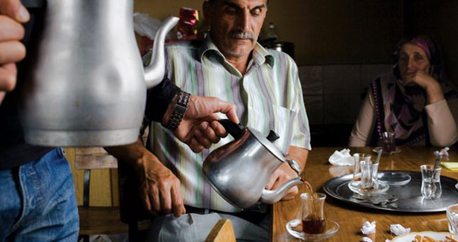 Türkiye'de 1 günde kaç bardak çay içiliyor?
