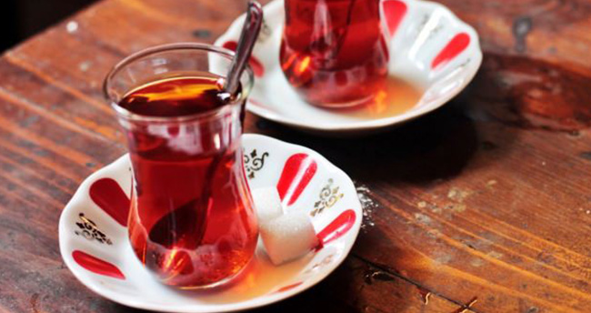 Türkiye'de 1 günde kaç bardak çay içiliyor?