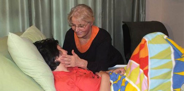 5 Dil bilen spiker felç oldu