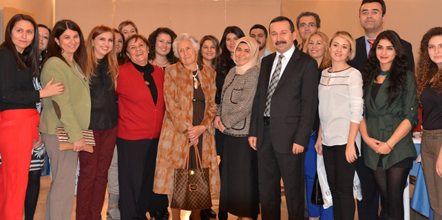 Öğrencilere yardım elini uzattı