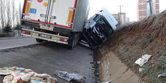 Buzlanan rampada 7 araç kaza yaptı: 11 yaralı