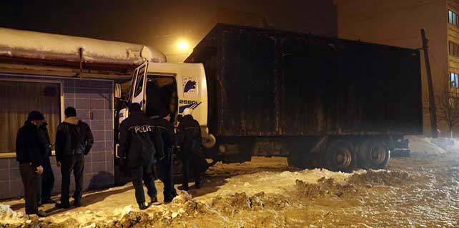 Şoför kalp krizi geçirdi, kamyon iş makinesine çarptı