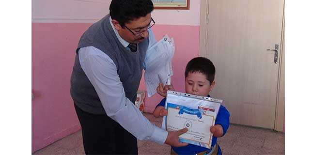 İki eli olmayan çocuğun ilk karne heyecanı
