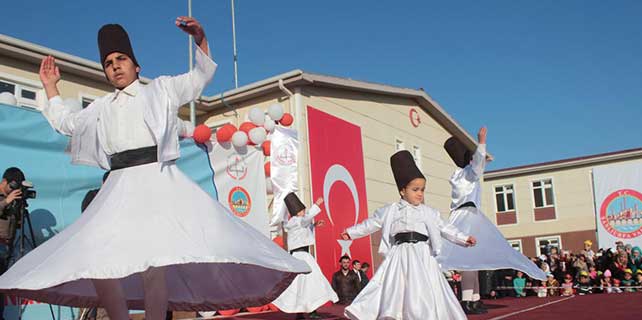Suriyeli öğrencilerin karne heyecanı
