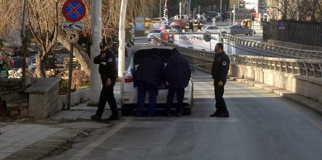 Bagajı açık unutulan araç yüzünden trafik kesildi