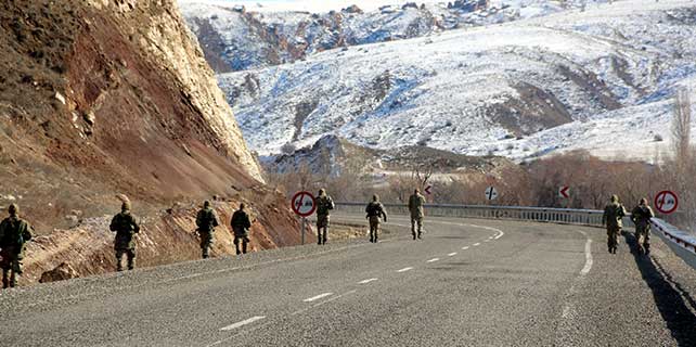 Kayıp kişiyi jandarma havadan ve karadan arıyor