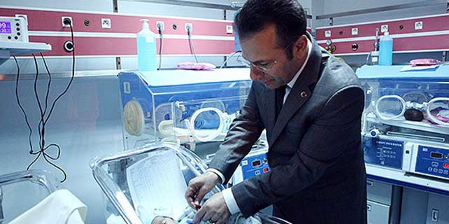 Vali Aksoy üçüz bebekleri ziyaret etti