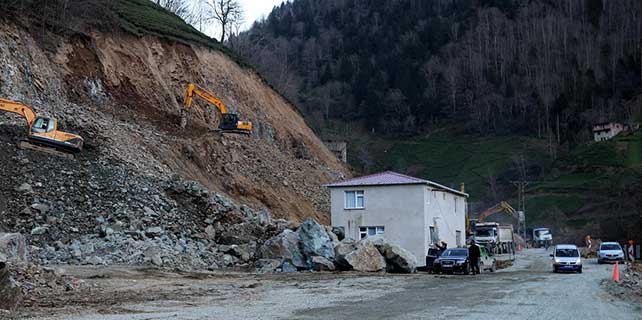Duble yolun ortasında kalan evin sakinleri, yol çalışmalarından dertli