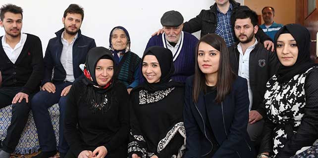 Üniversite öğrencileri yaşlıları evlerinde ziyaret etti