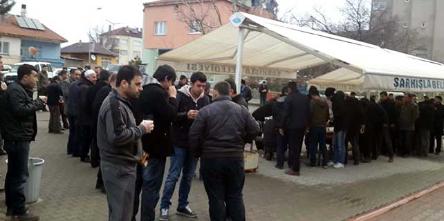 Sabah namazında çay, simit ve süt ikramı