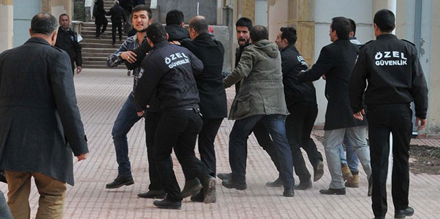 Karşıt görüşlü öğrenciler arasında kavga çıktı