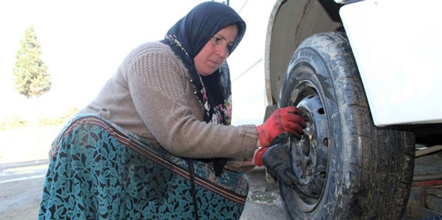 Lastik tamircisi 3 çocuk annesi kadın görenleri şaşırtıyor