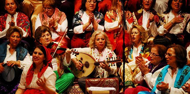 Kadın korosundan çiğ köfteli konser