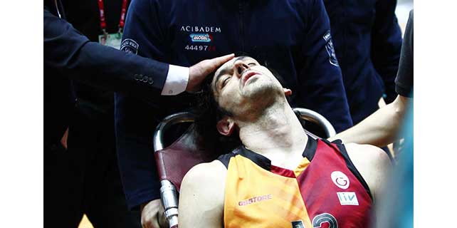 Derbide iki oyuncu hastanelik oldu