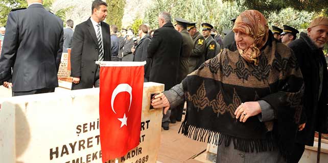 Tuğgenerali duygulandıran kabir ziyareti
