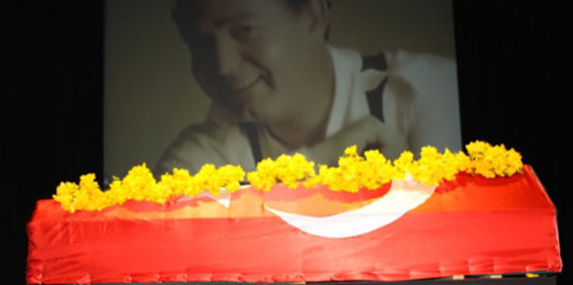 Kayahan son yolculuğuna uğurlanıyor