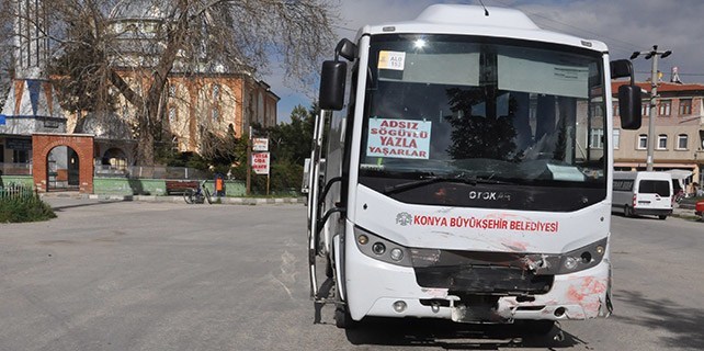 Belediye otobüsü ile otomobil çarpıştı: 3 yaralı