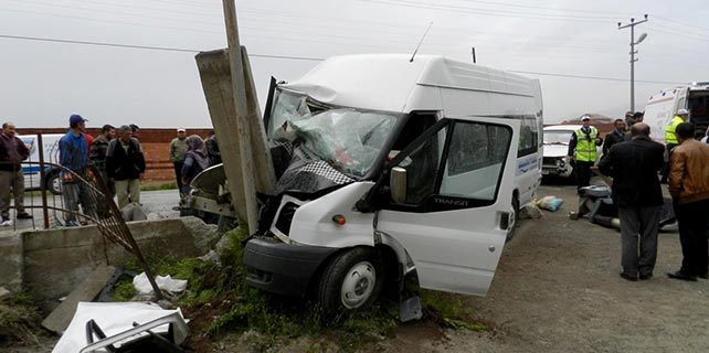 Tarım işçilerini taşıyan minibüs ile otomobil çarpıştı: 26 yaralı