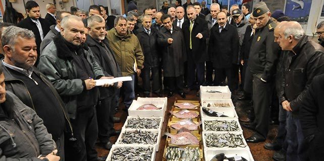 Kocaeli Valisi Güzeloğlu, balık halinde mezatı başlattı