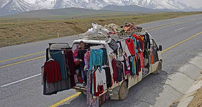 Depremde iş yeri hasar gördü “mobil” satışa başladı