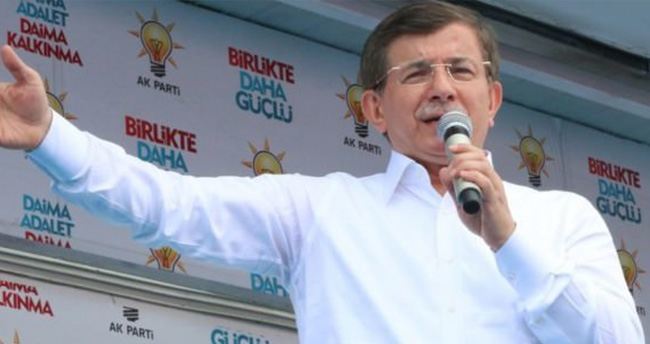 Davutoğlu’nun teşekkür ettiği pankart