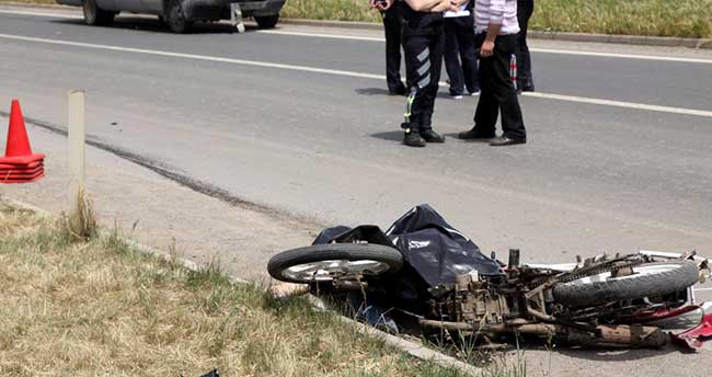 Panelvanla motosiklet çarpıştı: 1 ölü
