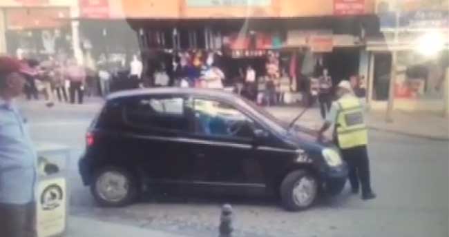 İhtarına uymadığı polisi, aracının tamponuyla iterek kaçtı