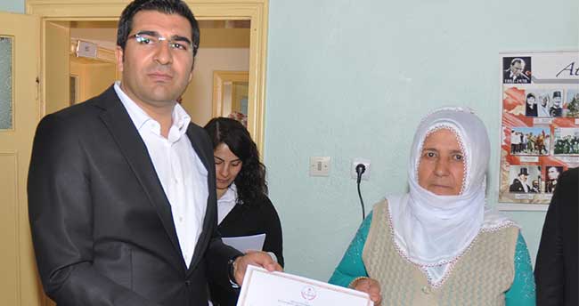 Okuma-yazma kursunu tamamlayan kadınlara sertifika