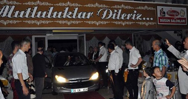 Düğün salonunun ortasına otomobille girdi