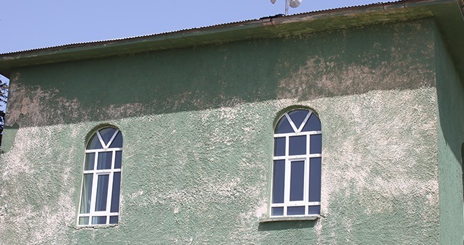 51 yıllık camii içler acısı durumda