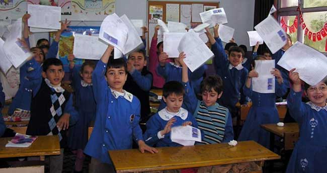 17 milyon 559 bin öğrenci bugün karne alıyor
