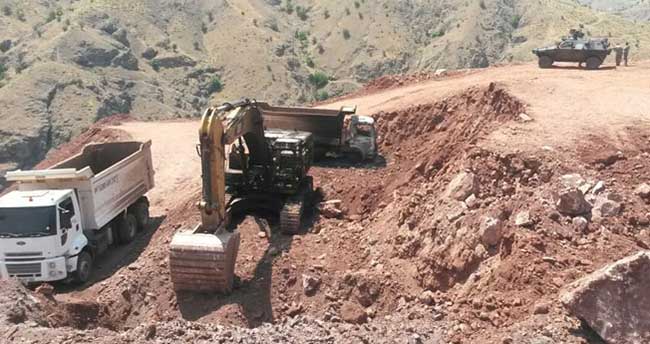 Terör örgütü yine iş makinelerini yaktı