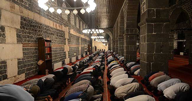 İlk teravih namazı kılındı