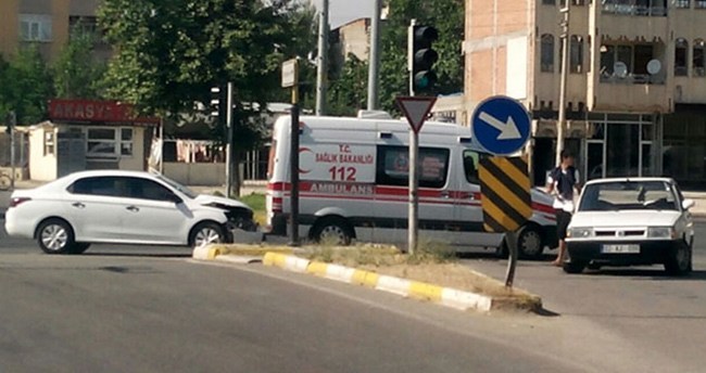 İki otomobil çarpıştı: 3 yaralı