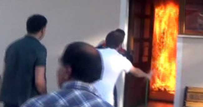 Camide üzerine benzin dökerek kendini yaktı
