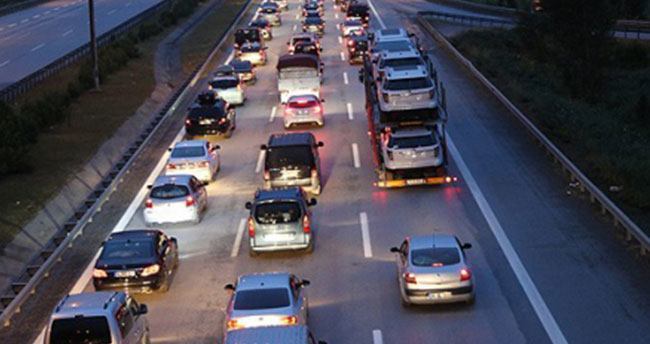 Tatilciler yola düştü, trafik yoğun başladı!