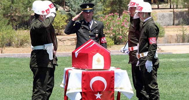 Şehit asker için tören