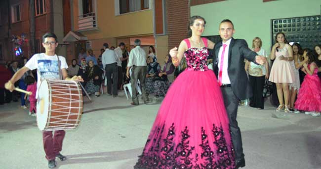 Kına gecesi geleneği sokakta sürüyor