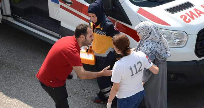 Çarptığı kadının elini öpüp özür diledi