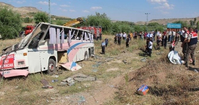 İşçileri taşıyan otobüs devrildi: Çok sayıda yaralı