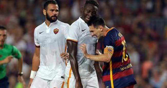 Messi rakibine kafa attı!