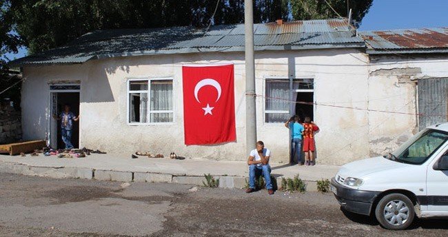 Şehit astsubayın baba ocağına ateş düştü