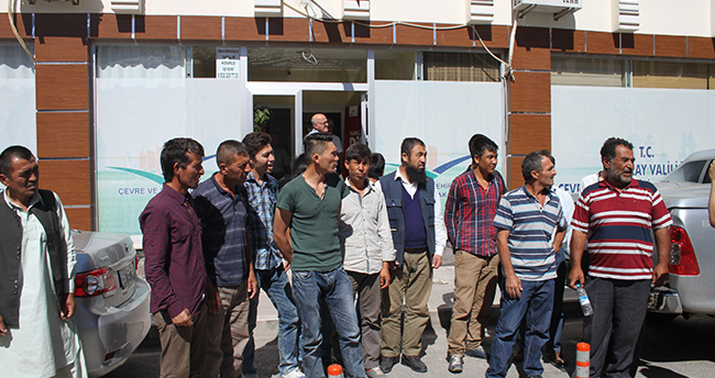 Paralarını alamayan işçiler eylem yaptı