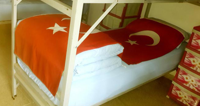 Dağlıca şehitlerinin yataklarına Türk bayrağı