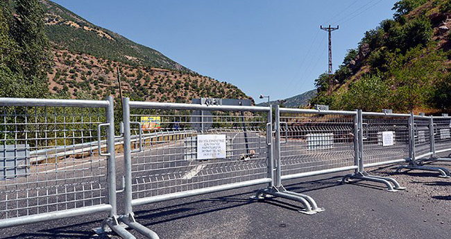 İki ilçe yolu ulaşıma kapatıldı
