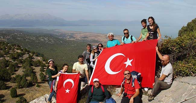 Doğaseverler Dağın Zirvesinde Terörü Lanetledi