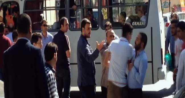Dolmuş şoförü ile vatandaş tekme tokat kavga etti