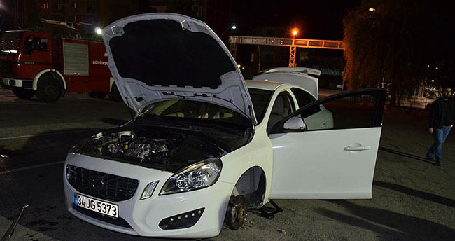 Otomobile giren yılanı itfaiye ekipleri çıkardı