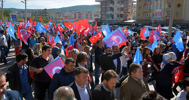 Broşür dağıtan AK Partililere saldırı protesto edildi